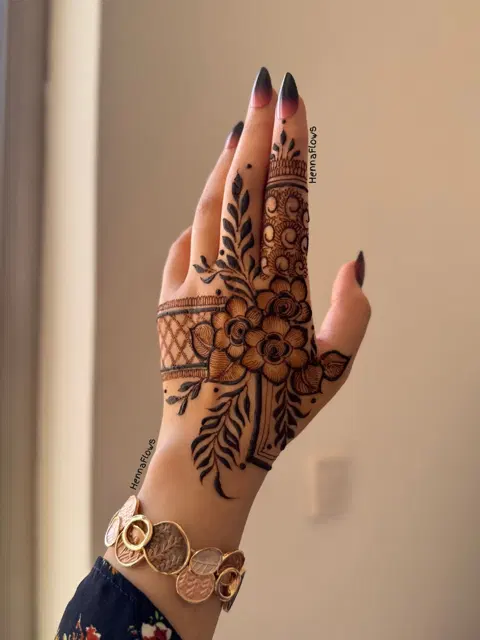aesthetic arabic back hand mehndi design