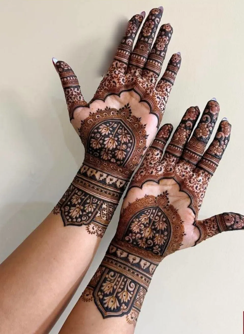 Arabic Bridal Finger Mehndi Design with Figures