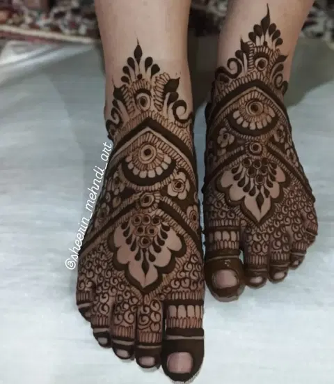 bridal indian figure foot mehndi design