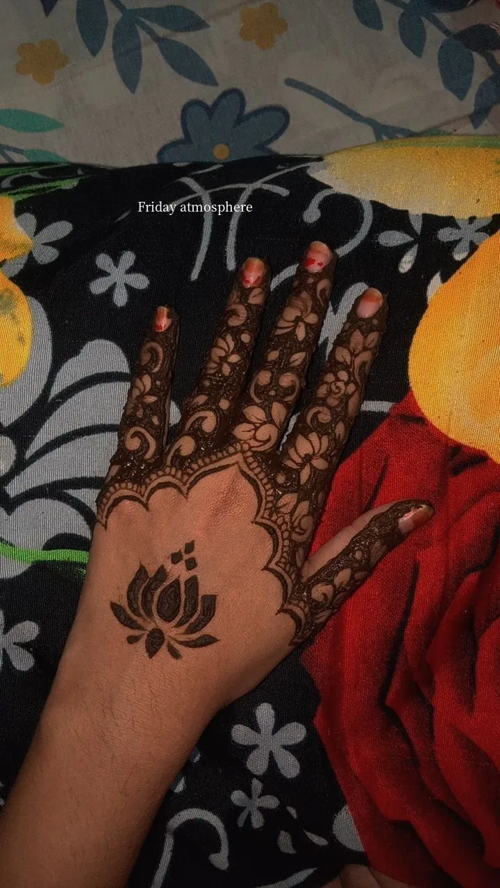 Aesthetic Royal Finger Mehndi Design with Gol Tikki and Flowers