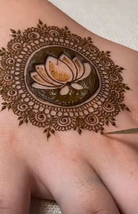 aesthetic circle back hand mehndi design