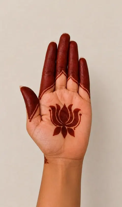 aesthetic simple flower front hand mehndi design