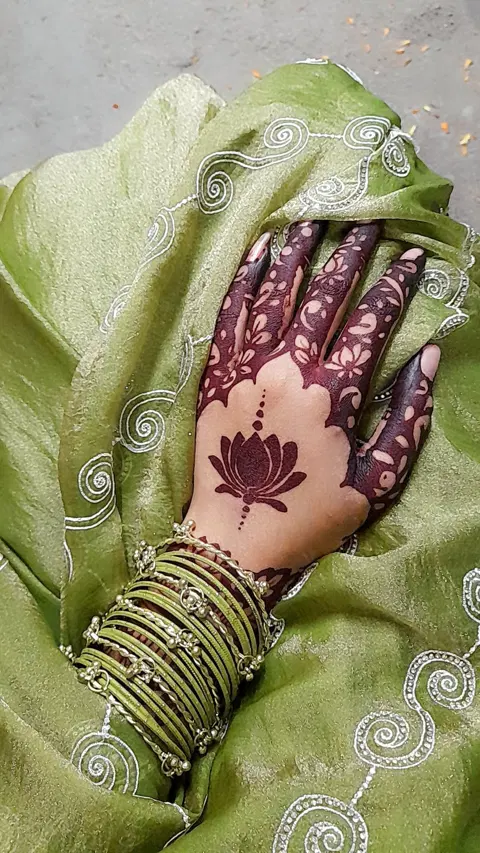 aesthetic bridal flower back hand mehndi design