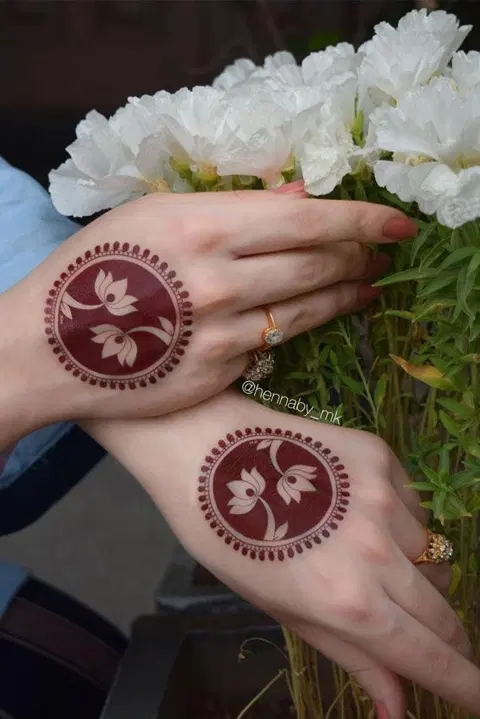 minimal simple circle back hand mehndi design