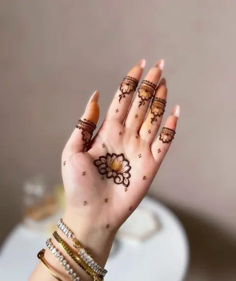 aesthetic minimal jaal finger mehndi design