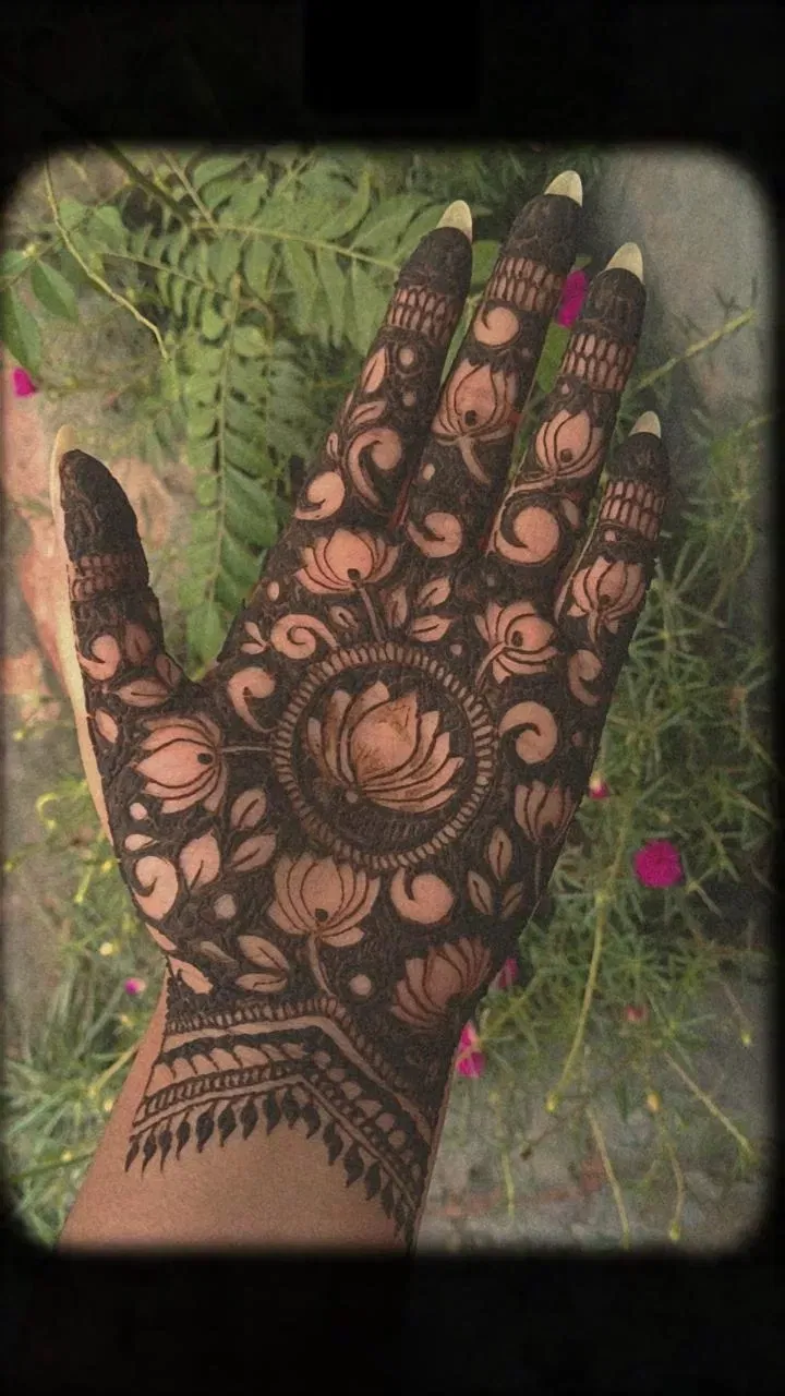 Aesthetic Bridal Back Hand Mehndi Design with Gol Tikki, Flowers and Lotus (4)