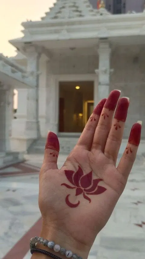 aesthetic simple flower front hand mehndi design