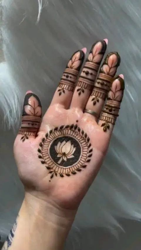 aesthetic simple circle front hand mehndi design