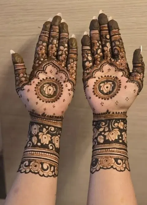 aesthetic bridal circle finger mehndi design