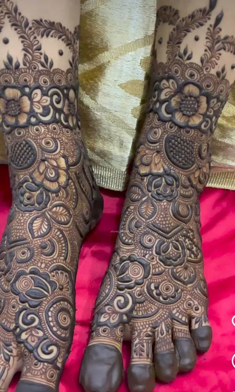 bridal royal figure back hand mehndi design