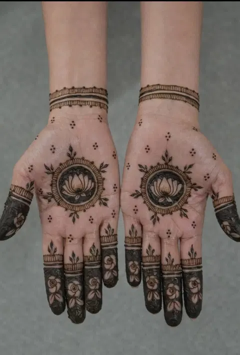 aesthetic minimal circle front hand mehndi design