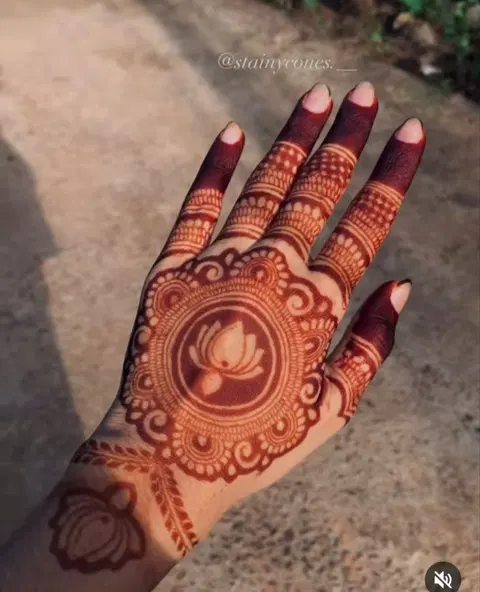 bridal stylish circle front hand mehndi design