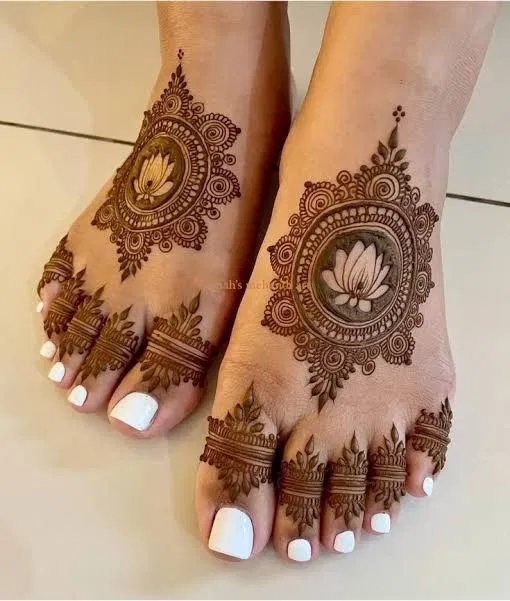 Bridal Simple Foot Mehndi Design with Gol Tikki and Lotus