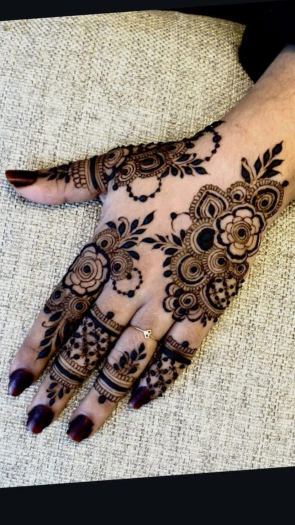 Aesthetic Arabic Back Hand Mehndi Design with Gol Tikki and Flowers (41)