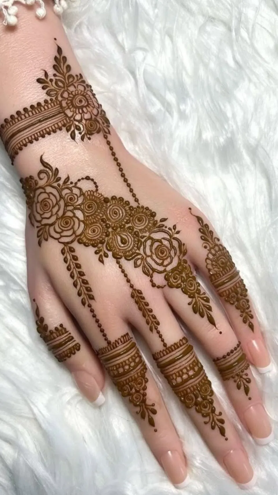 Pakistani Simple Back Hand Mehndi Design with Bel and Gol Tikki