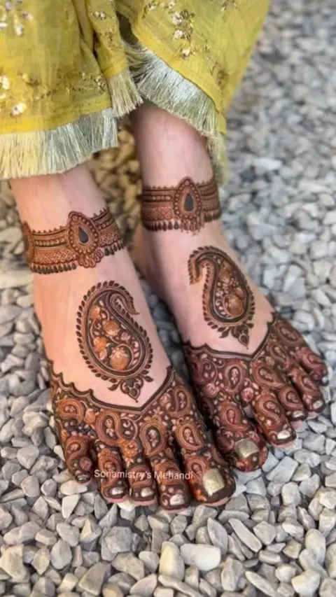 bridal stylish circle back hand mehndi design