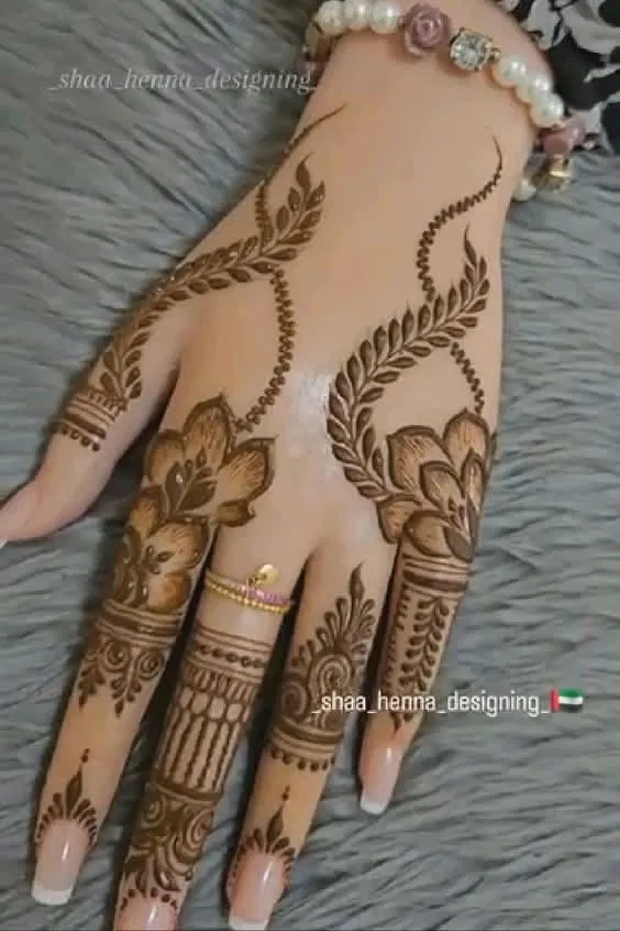 Aesthetic Arabic Back Hand Mehndi Design with Lotus for Eid (2)