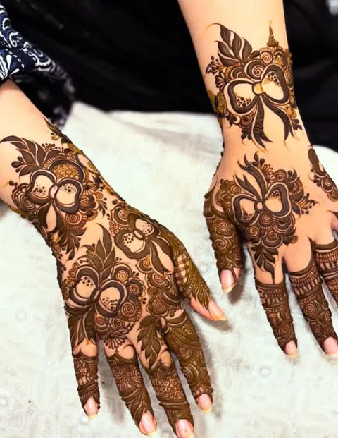 aesthetic arabic circle back hand mehndi design