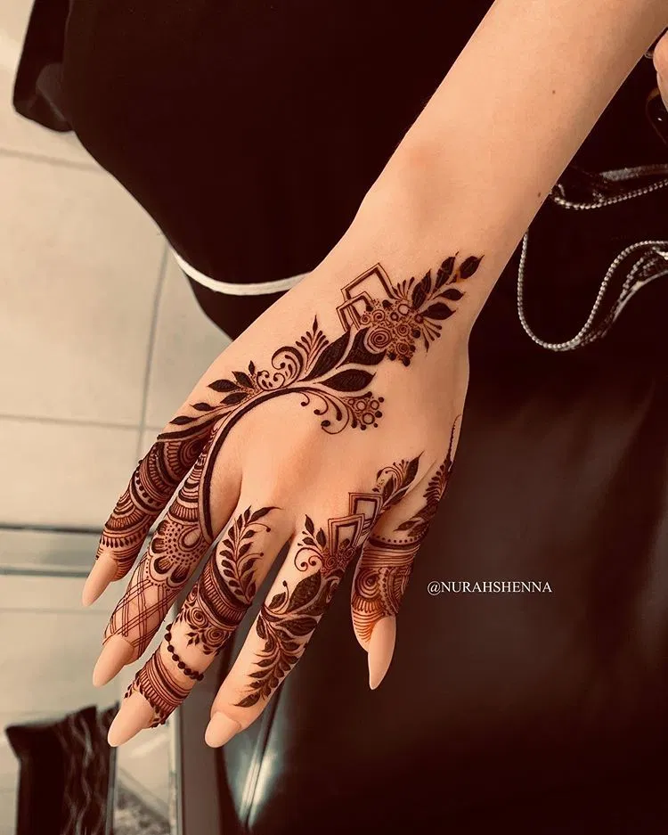 Aesthetic Arabic Back Hand Mehndi Design with Jaal (10)