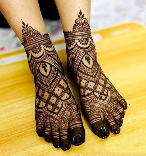 bridal stylish figure foot mehndi design