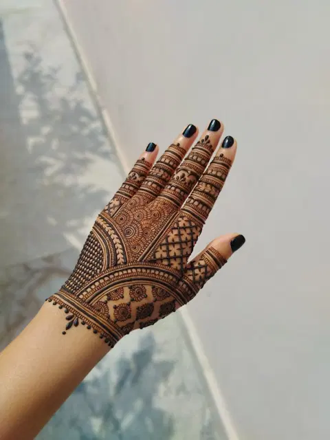 aesthetic arabic back hand mehndi design