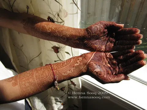 bridal indian figure front hand mehndi design