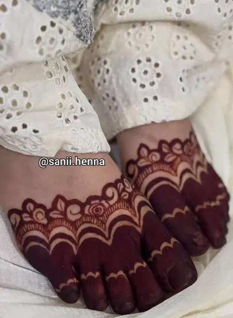pakistani simple flower foot mehndi design