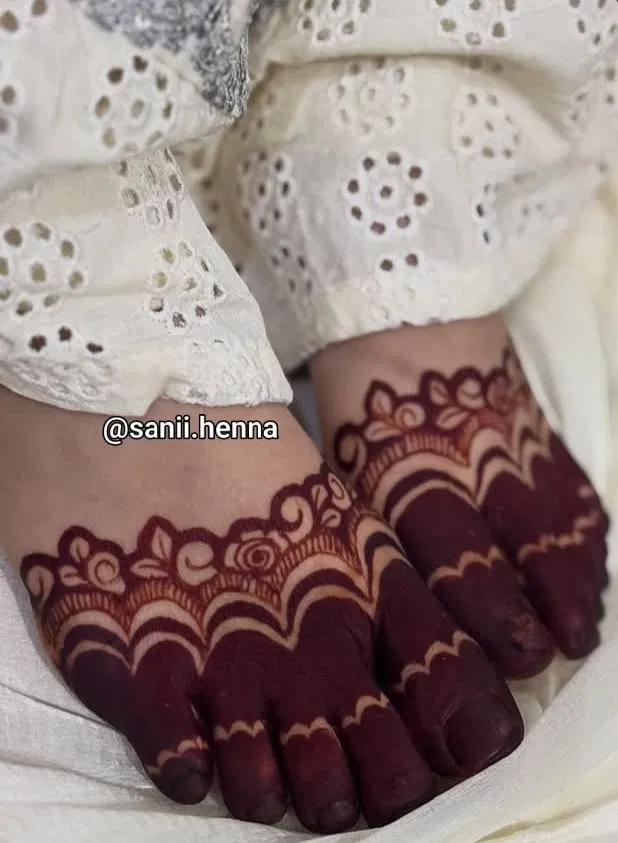 Pakistani Simple Foot Mehndi Design with Flowers for Eid