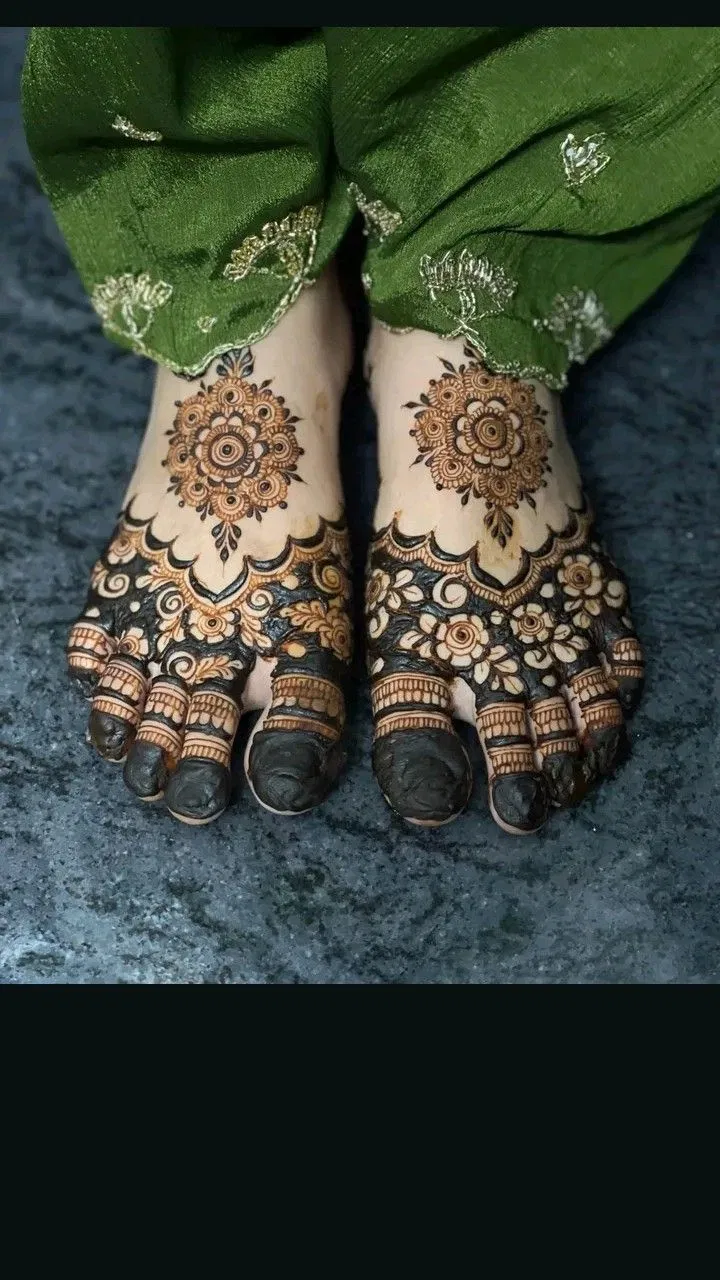 Aesthetic Bridal Foot Mehndi Design with Flowers for Eid