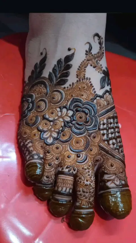 bridal pakistani circle finger mehndi design