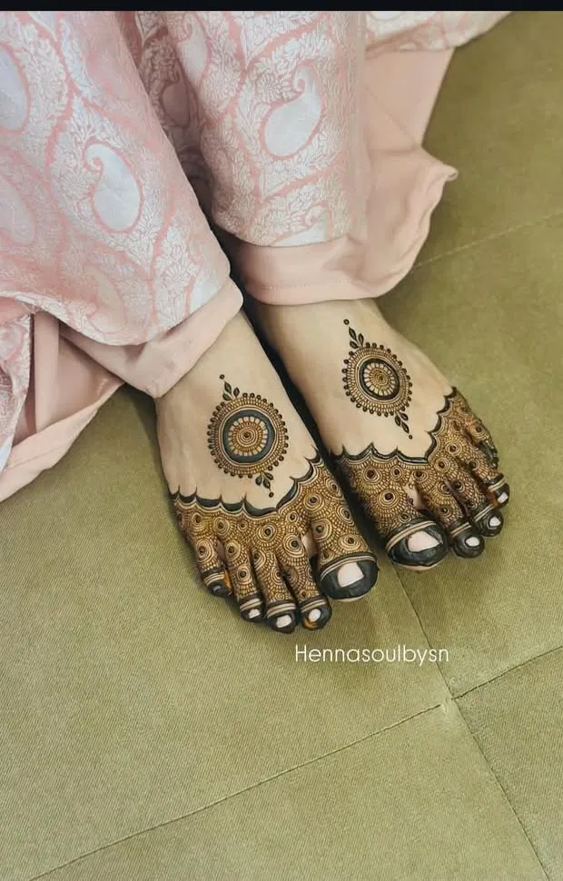 Bridal Pakistani Back Hand Mehndi Design with Gol Tikki