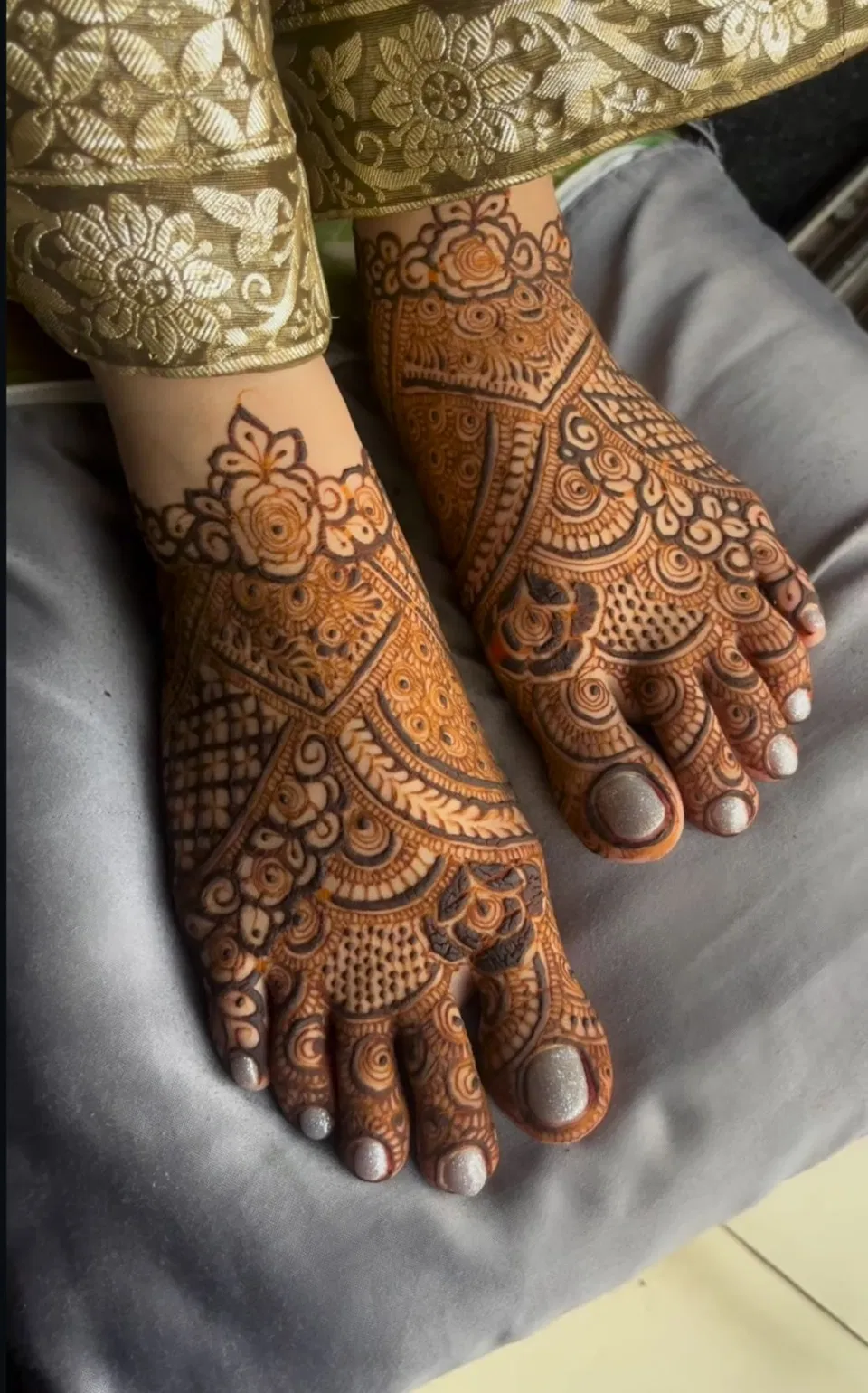 Bridal Indian Back Hand Mehndi Design with Figures (11)