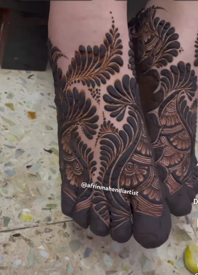 Bridal Foot Mehndi Design with Flowers for Engagement
