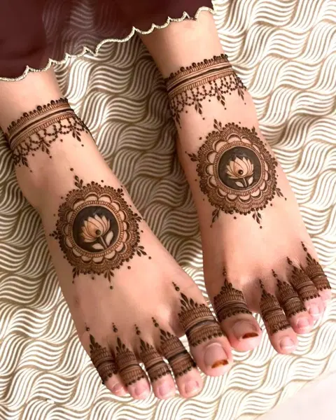 aesthetic bridal circle foot mehndi design