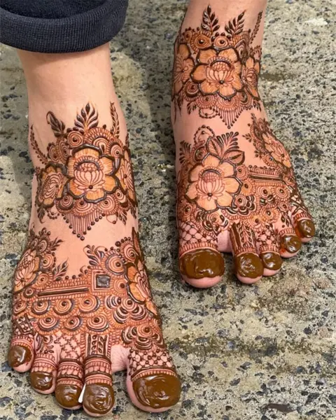simple stylish flower finger mehndi design