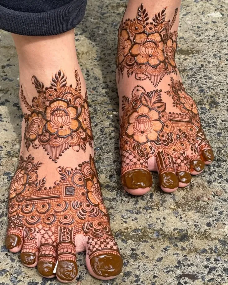 Simple Stylish Finger Mehndi Design with Flowers (2)