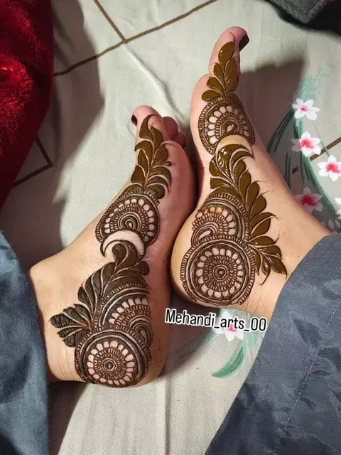 arabic stylish heart foot mehndi design