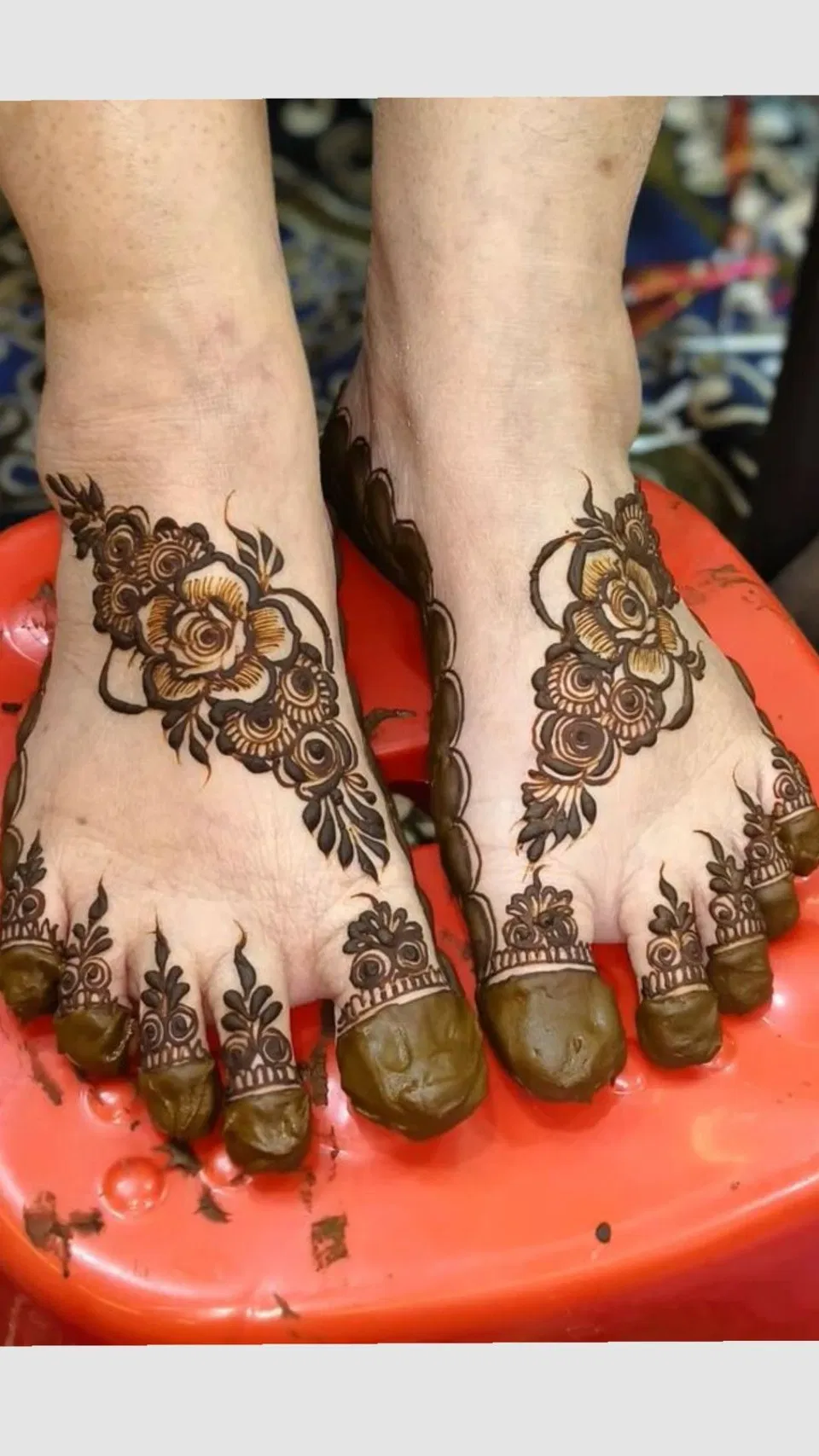 Simple Stylish Foot Mehndi Design with Gol Tikki and Figures