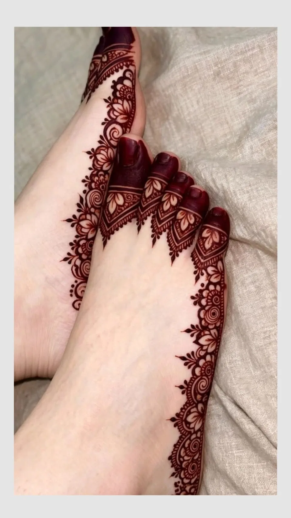 Pakistani Simple Back Hand Mehndi Design with Jaal for Eid