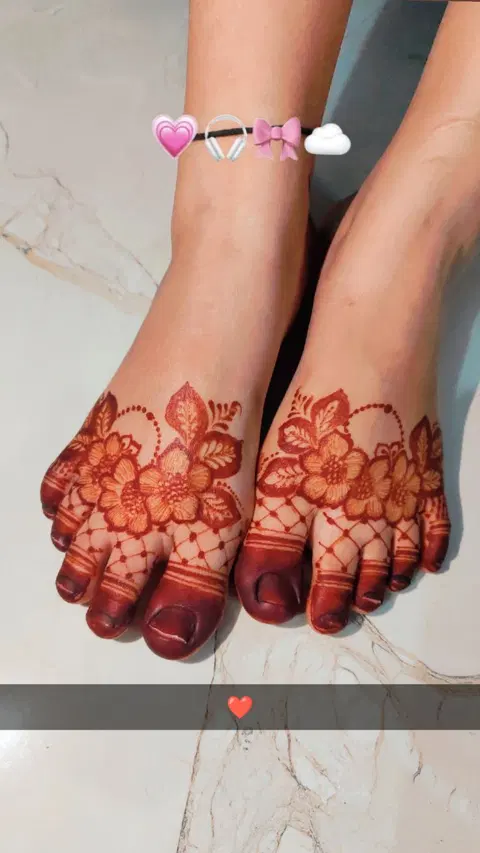 aesthetic arabic foot mehndi design