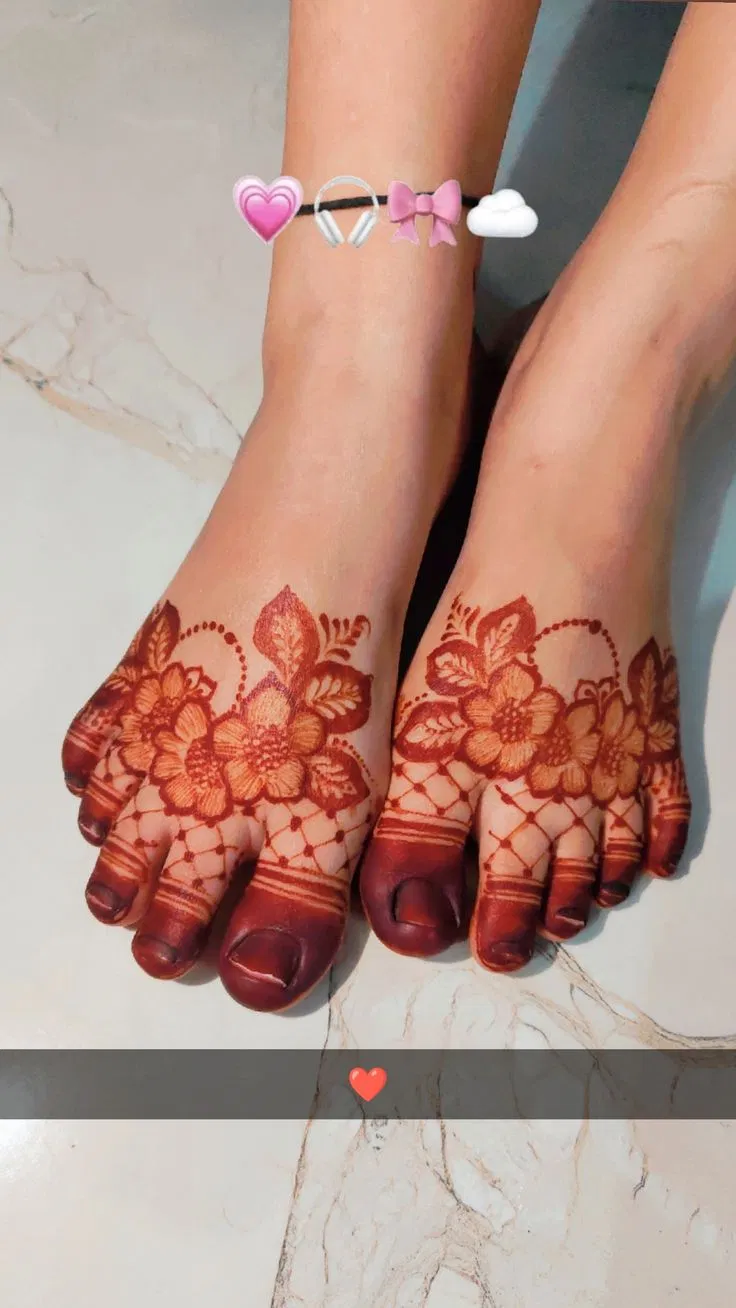 Aesthetic Arabic Foot Mehndi Design (2)