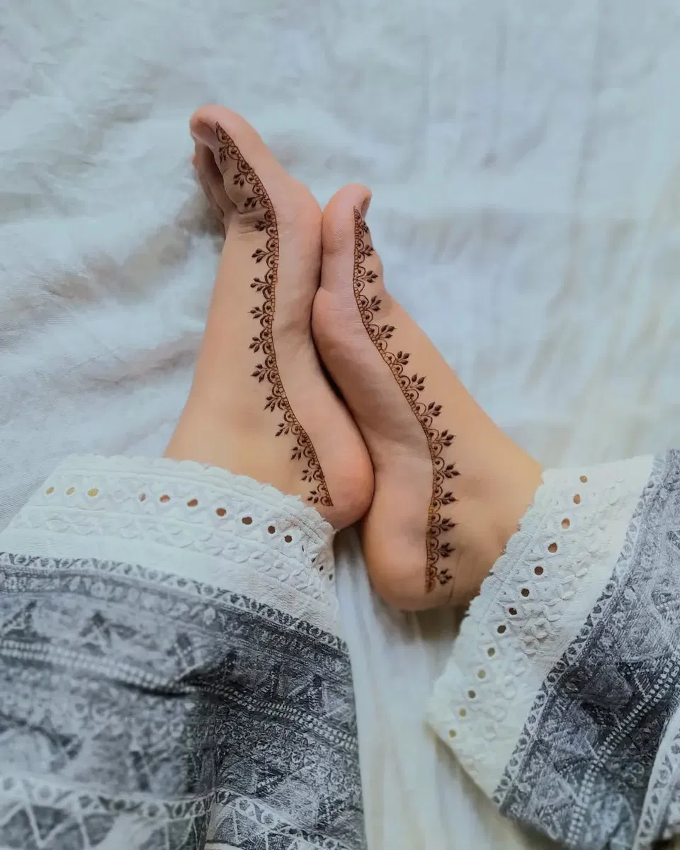 Aesthetic Arabic Foot Mehndi Design with Jaal