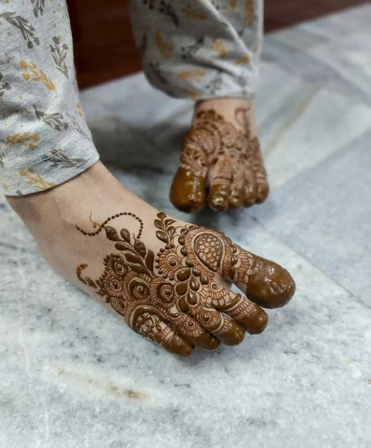 Simple Stylish Back Hand Mehndi Design (6)