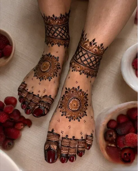 bridal indian circle foot mehndi design