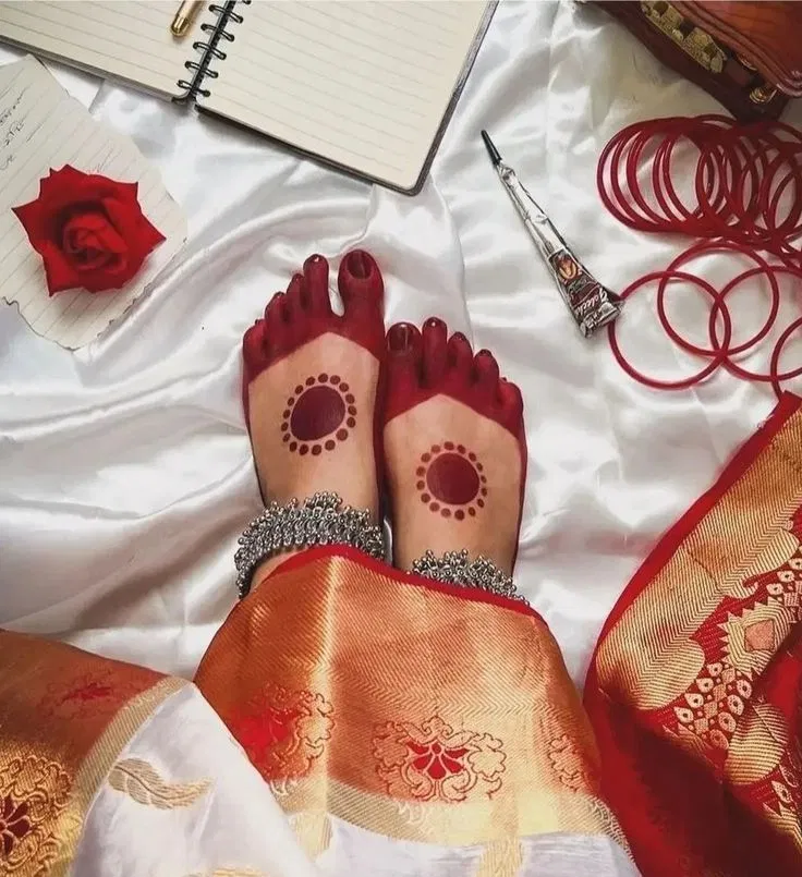 Simple Stylish Finger Mehndi Design with Gol Tikki