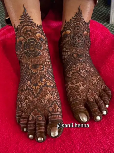 bridal indian figure back hand mehndi design