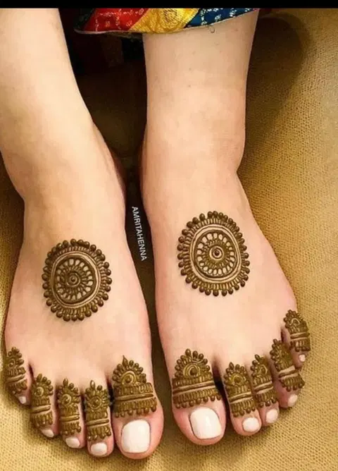 simple circle foot mehndi design