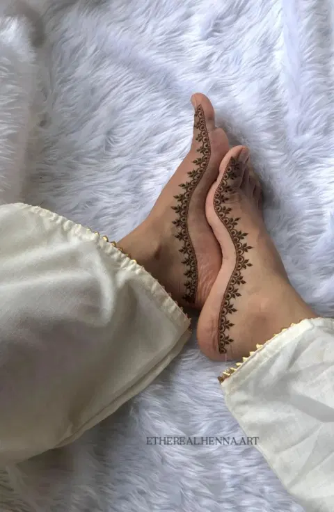 aesthetic arabic deity foot mehndi design