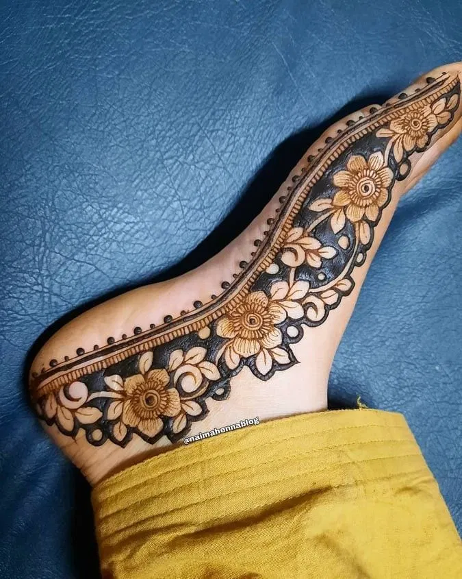 Arabic Simple Foot Mehndi Design with Gol Tikki and Jaal