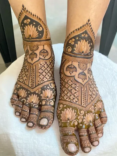 aesthetic bridal figure foot mehndi design